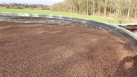 The mineral floating cover was poured in and distributed throughout the pit through brief agitation.